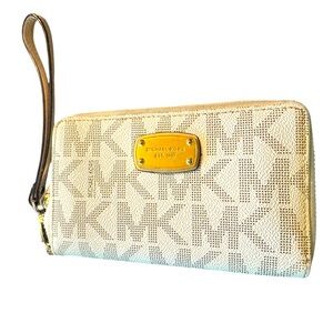 Michael Kors Jet Set Signature Logo Smartphone Wristlet